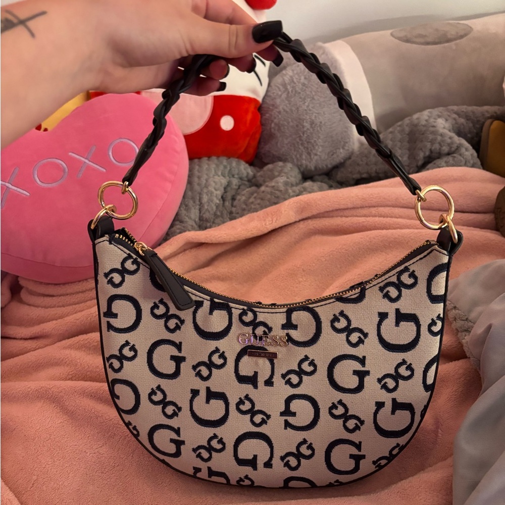 Dark Blue and Cream Guess shoulder bag!💙